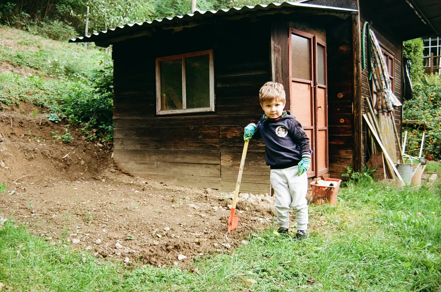Detail ruční práce s kůží a přírodními materiály